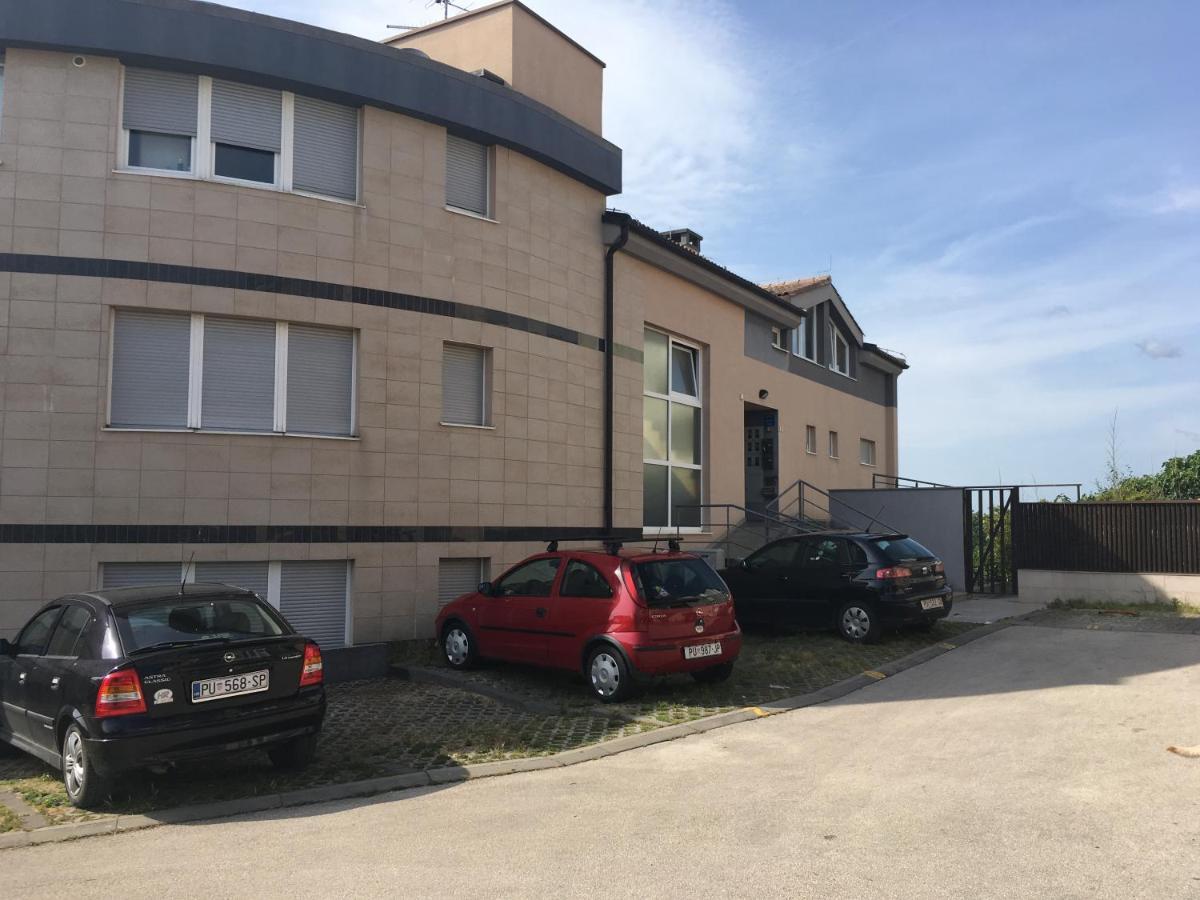 Apartman Luka Lägenhet Pula Exteriör bild